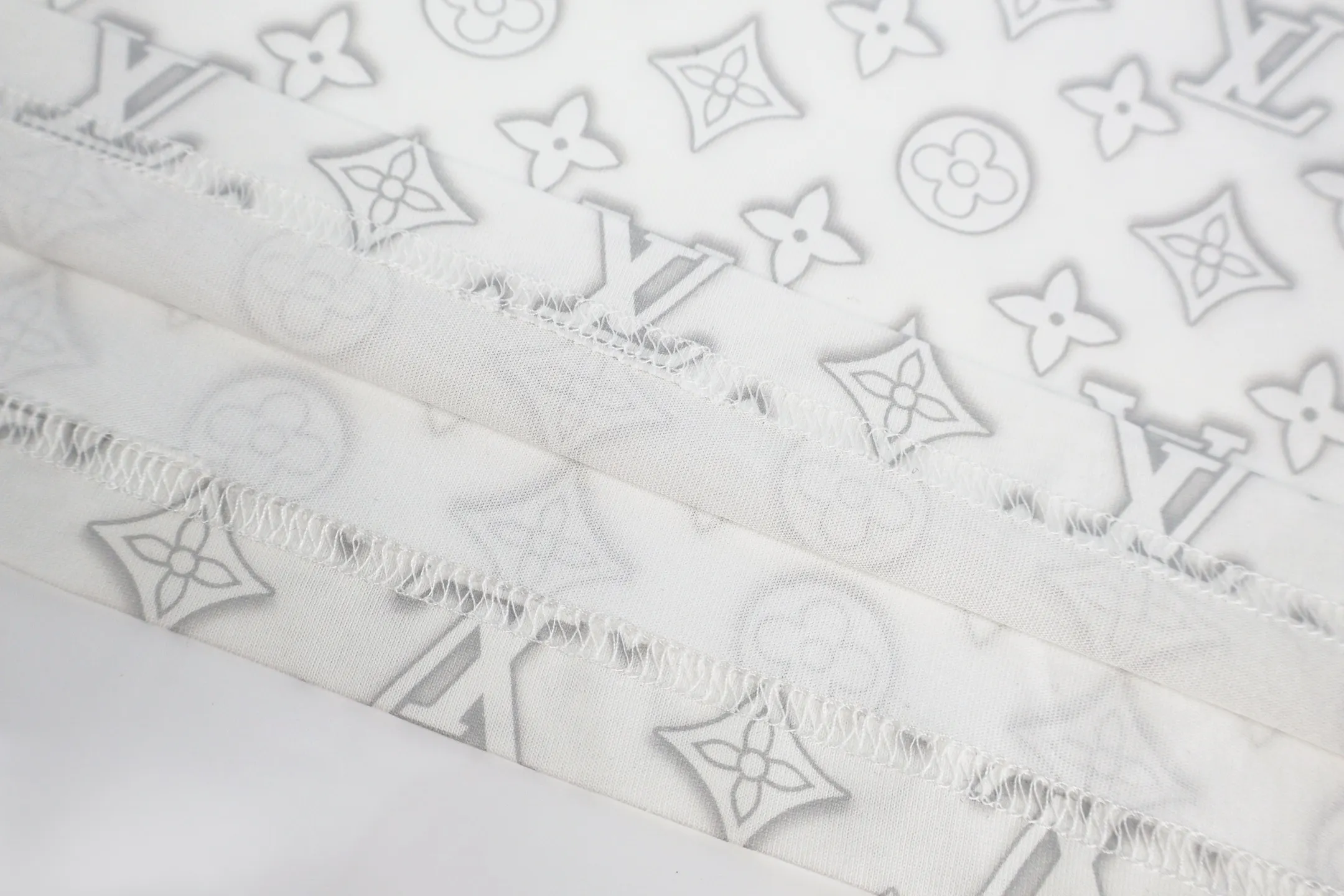 🅿️270 1v classic all-over printed short-sleeve. The original version was purchased and developed in 5529. It is made of 16-count single-sided high-quality fine cotton with 1*1 Salona thread. After the garment is finished, special fabrics are fermented and washed to increase the softness of the garment and make it skin-friendly and close-fitting. The printing adopts the direct-injection process on the cloth, and the infrared laser cutting machine is used to position the presbyopia all over the body. Customized 1:1 trademark. Size:S-M-L-XL